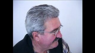Dús kannás MILF kettő behatolást él át kettő méretes faroktól és élvez a puncijára