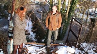 Kitetovált milf élvezi a szabadban a mókát