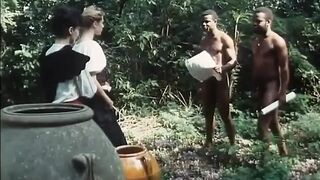 Középkori erdei buli fekete és fehér résztvevőkkel méretes farkkal szőrös punákon és vad szopással
