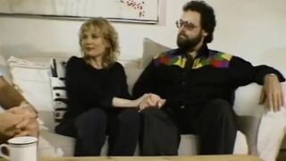 Férj nézi ahogy feleségét bassza az idegen retro MILF édeshármasban