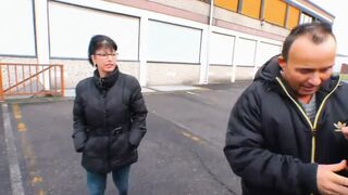 Milf termetes mellekkel cumizza a gigászi cerkát az autóban ujjazás közben