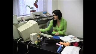 Karma Rosenberg és Meri vad lesbi análja gigászi fasszal és szopással retro pornóban